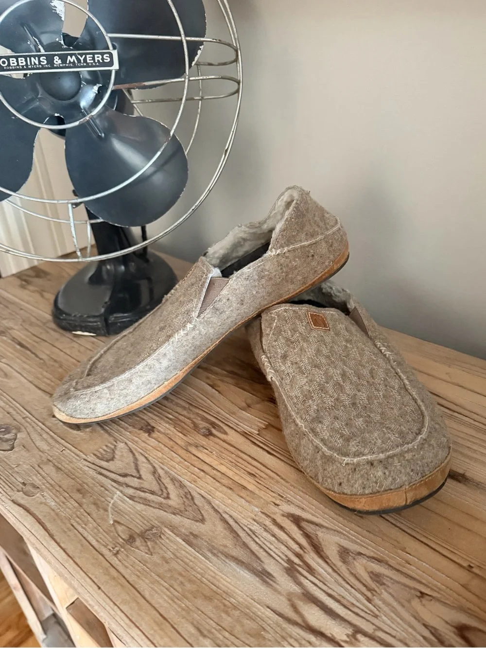 Olukai Moloa Kilohana Wool Lined Rubber Sole Slippers Slides Tan Taupe Size 11